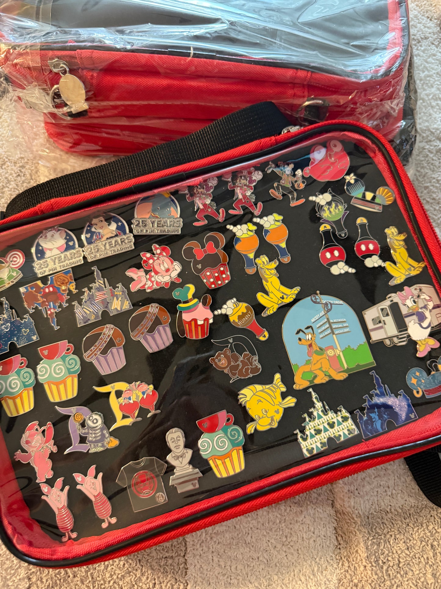 Red/Black Classic Show Pinfolio